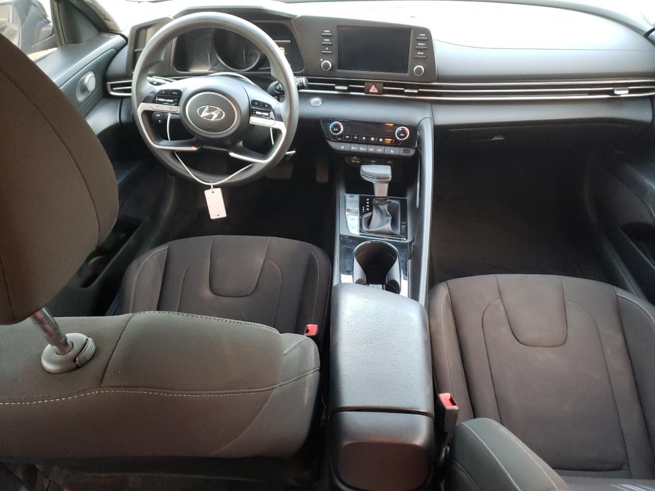 2022 Hyundai Elantra - Image 8