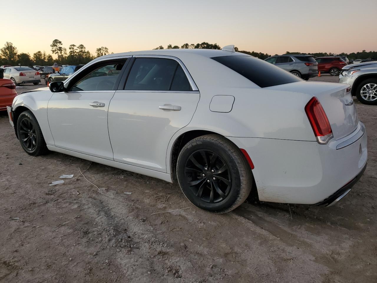 VIN 2C3CCAAG1JH190639 2018 CHRYSLER 300 no.2