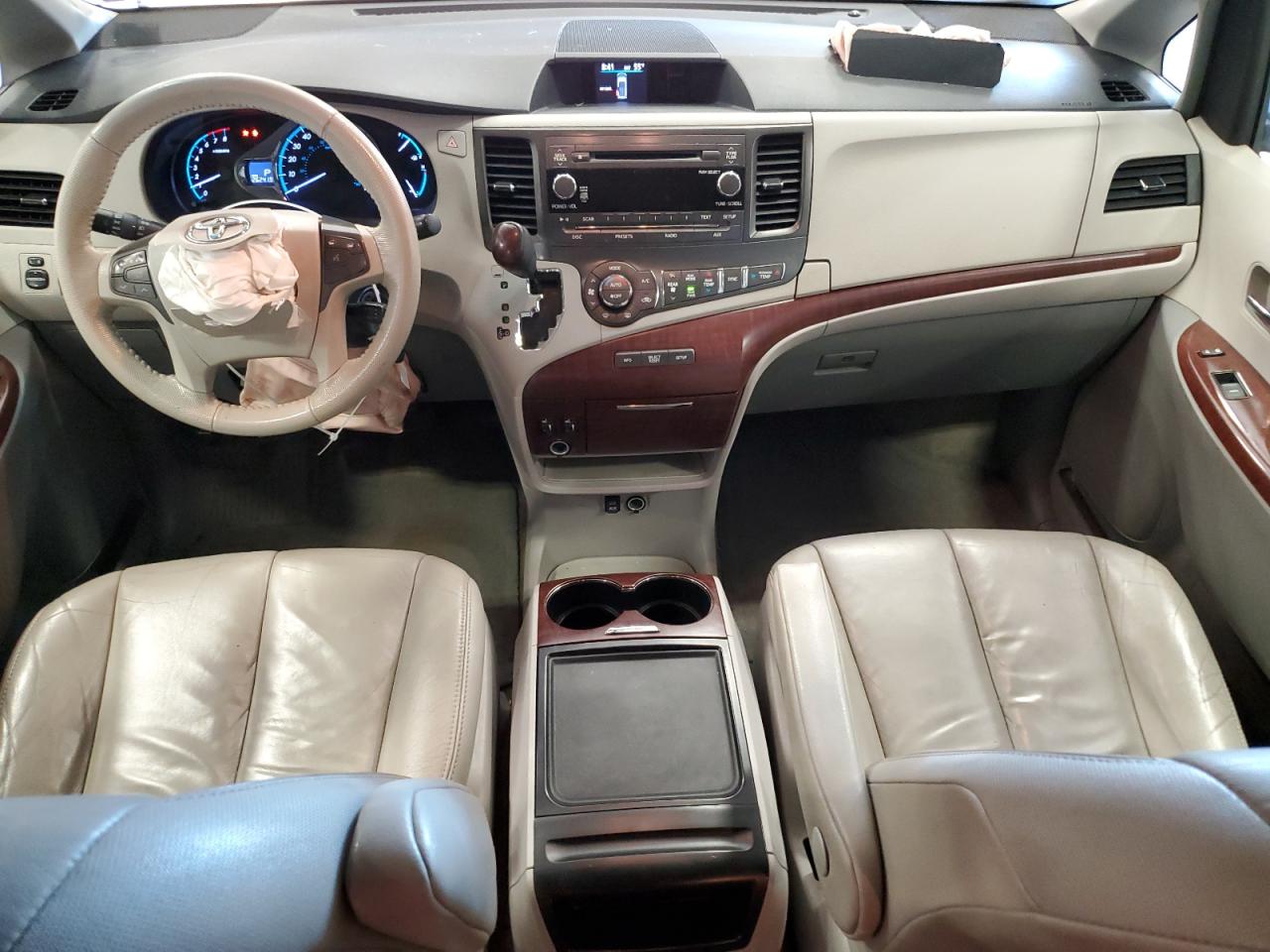 2014 Toyota Sienna - Image 8