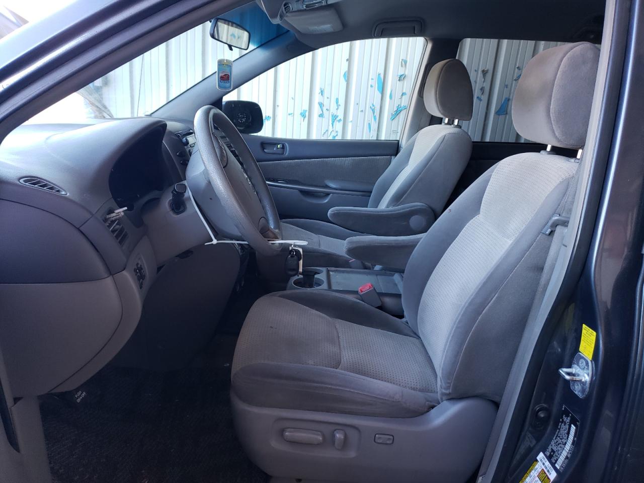 2010 Toyota Sienna - Image 7