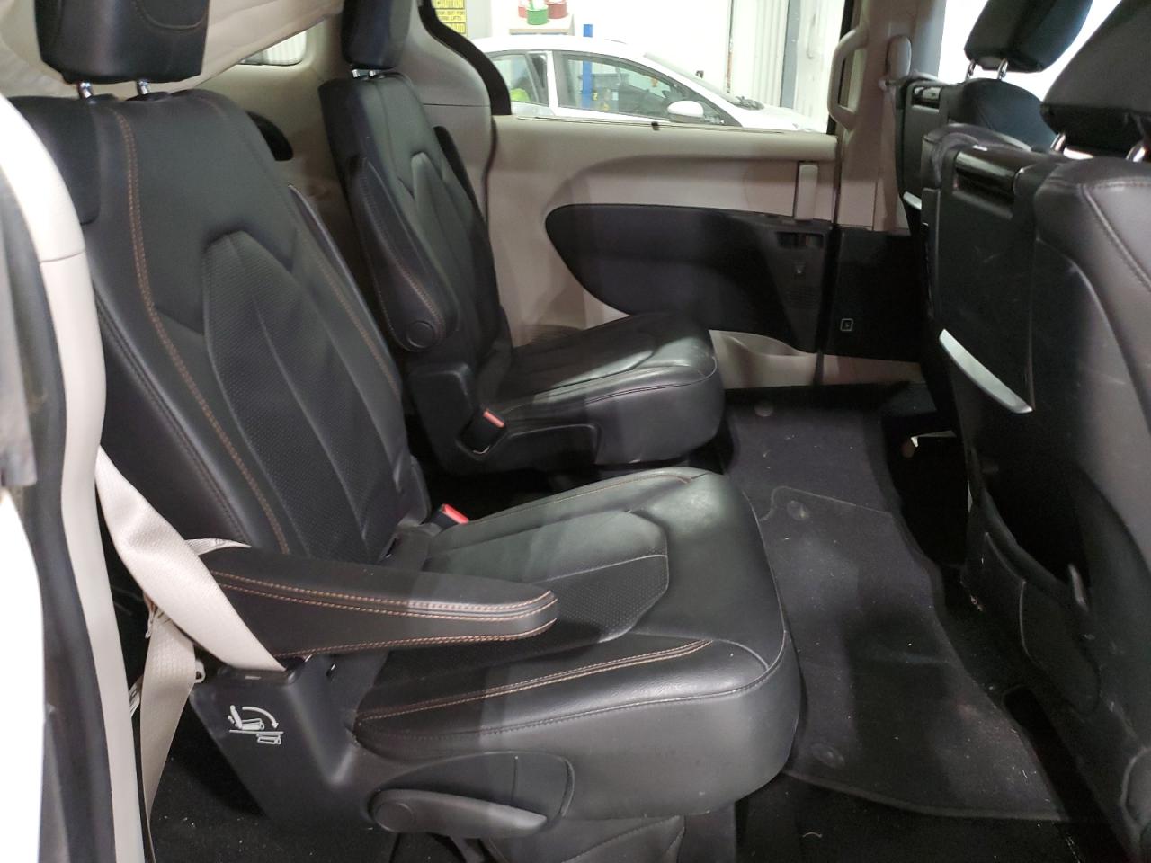 2017 Chrysler Pacifica - Image 11