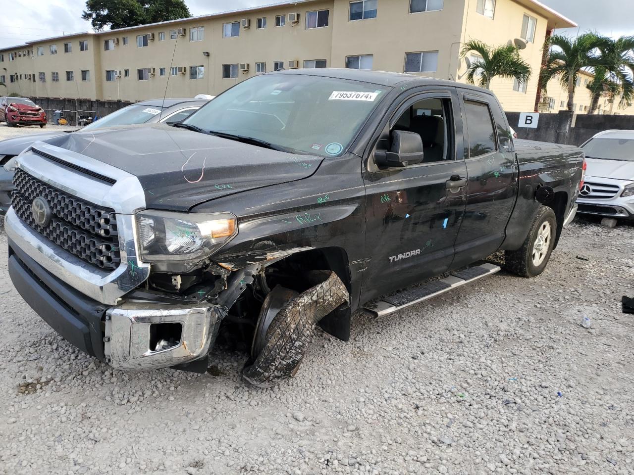 VIN 5TFUM5F18JX075735 2018 TOYOTA TUNDRA no.1