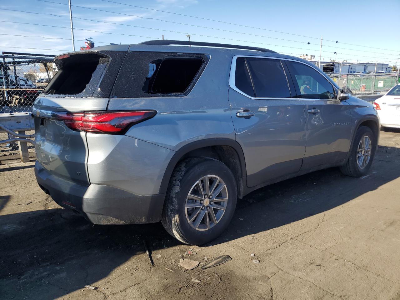 VIN 1GNEVGKW2PJ241815 2023 CHEVROLET TRAVERSE no.3