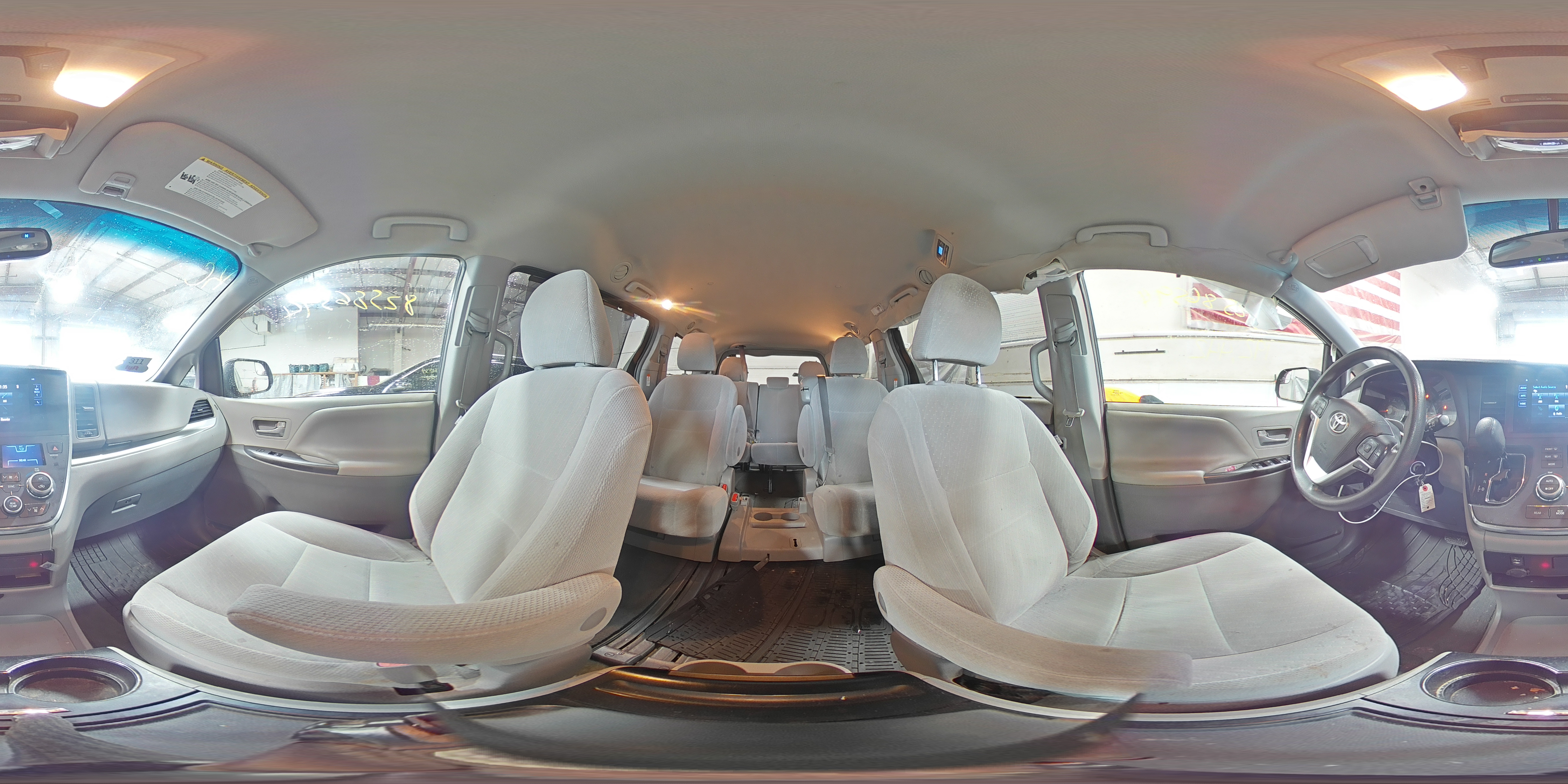 2017 Toyota Sienna - Image 15