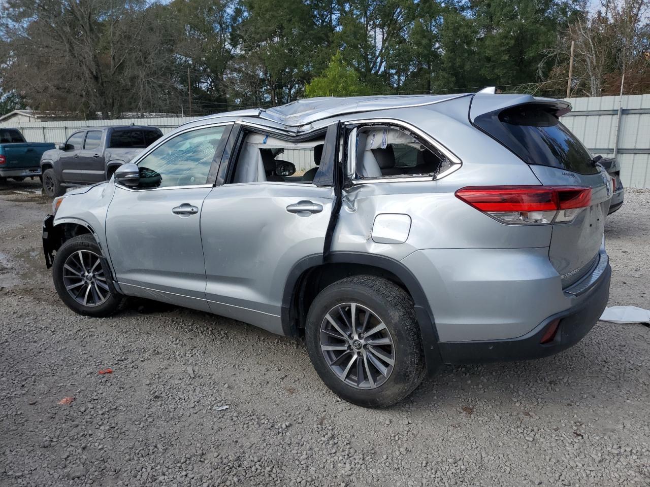 2018 Toyota Highlander - Image 2
