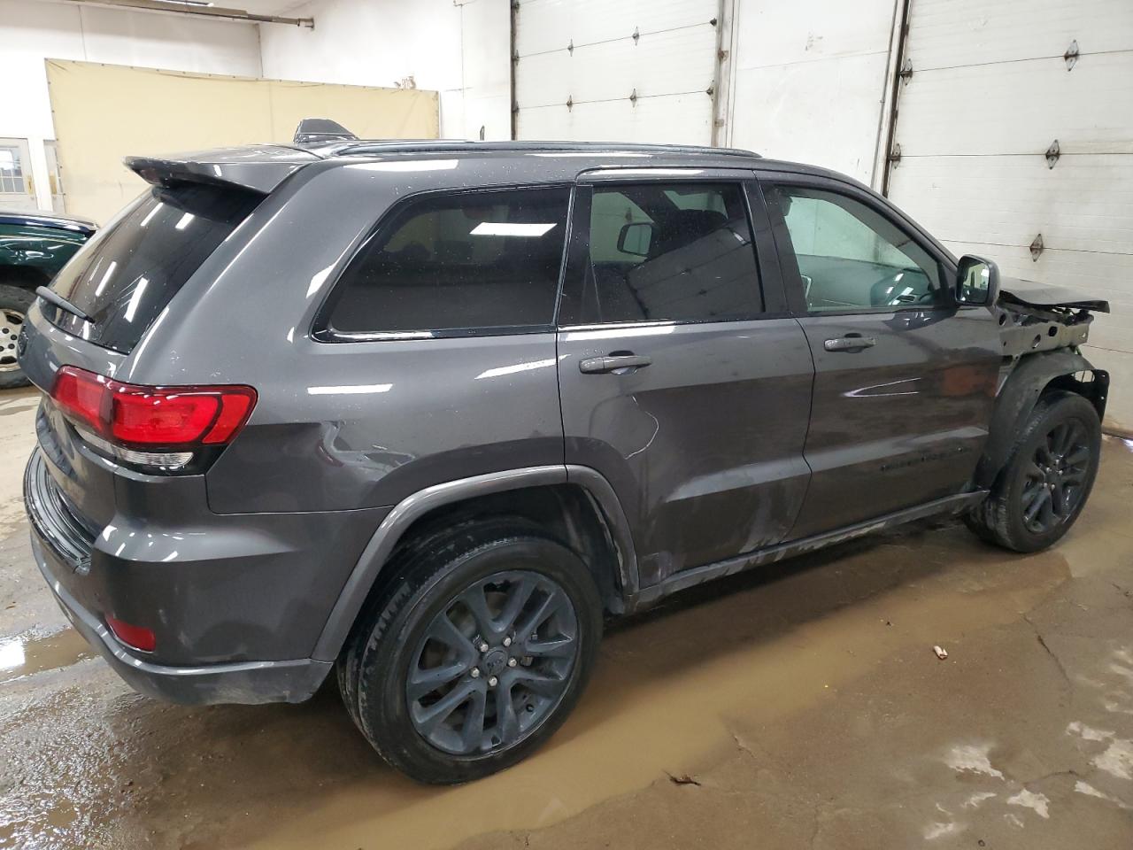 2017 Jeep Grand Cherokee - Image 3