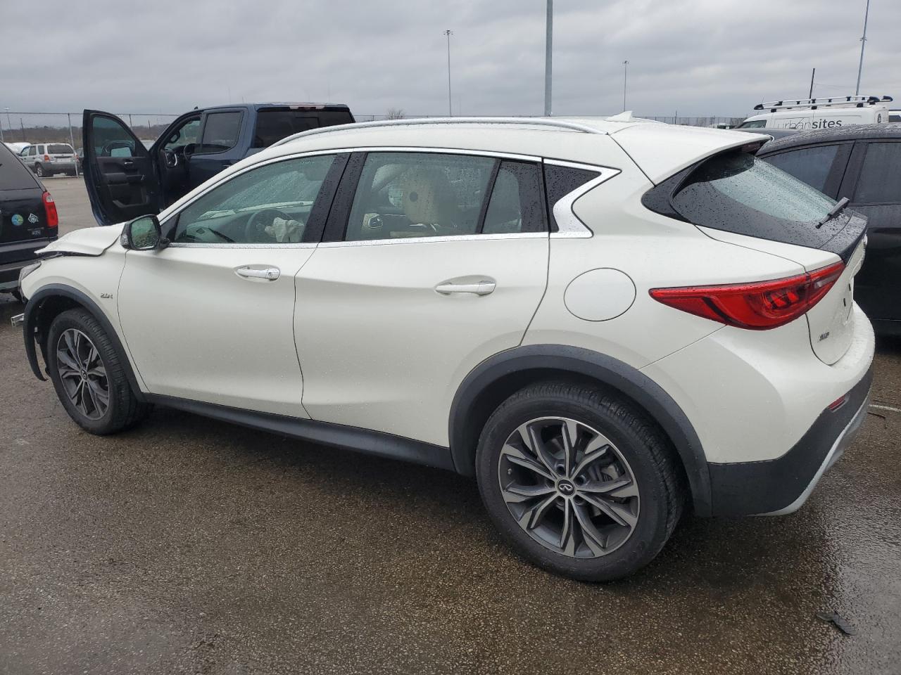 VIN SJKCH5CR3JA049005 2018 INFINITI QX30 no.2