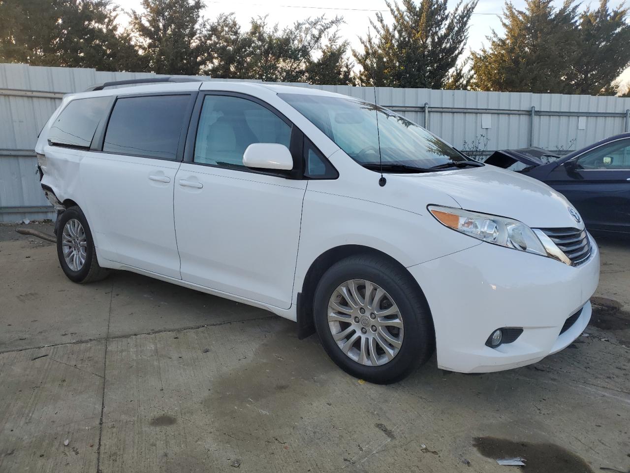 2012 Toyota Sienna - Image 4