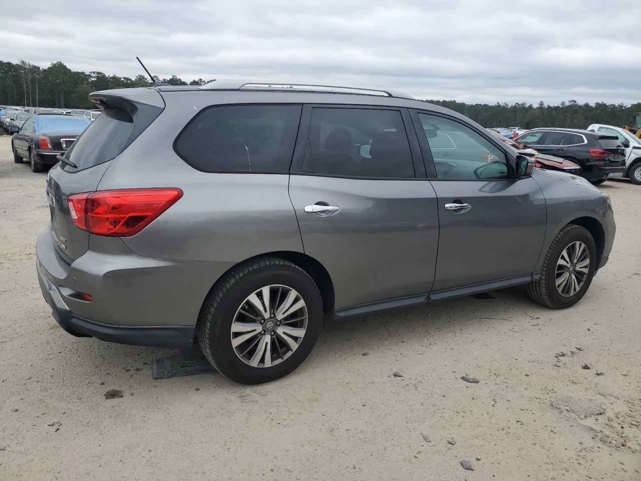 2017 Nissan Pathfinder - Image 3