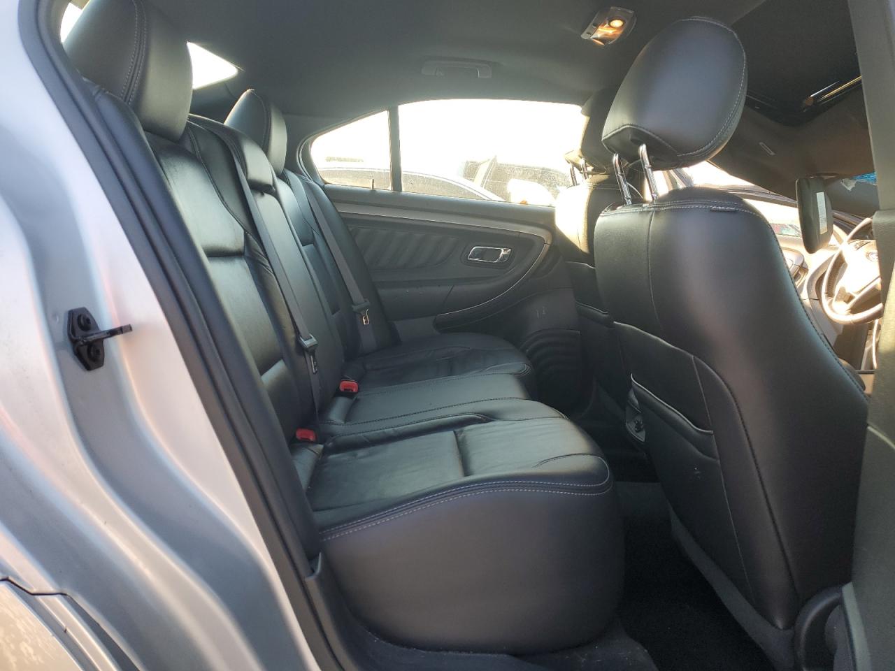 2015 Ford Taurus - Image 10