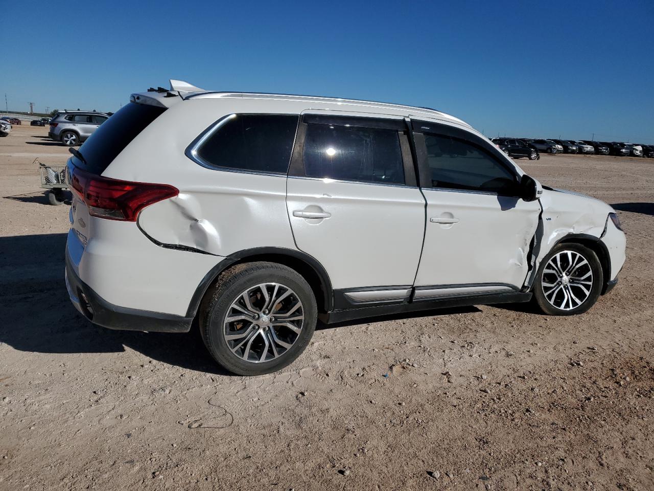 2018 Mitsubishi Outlander - Image 3