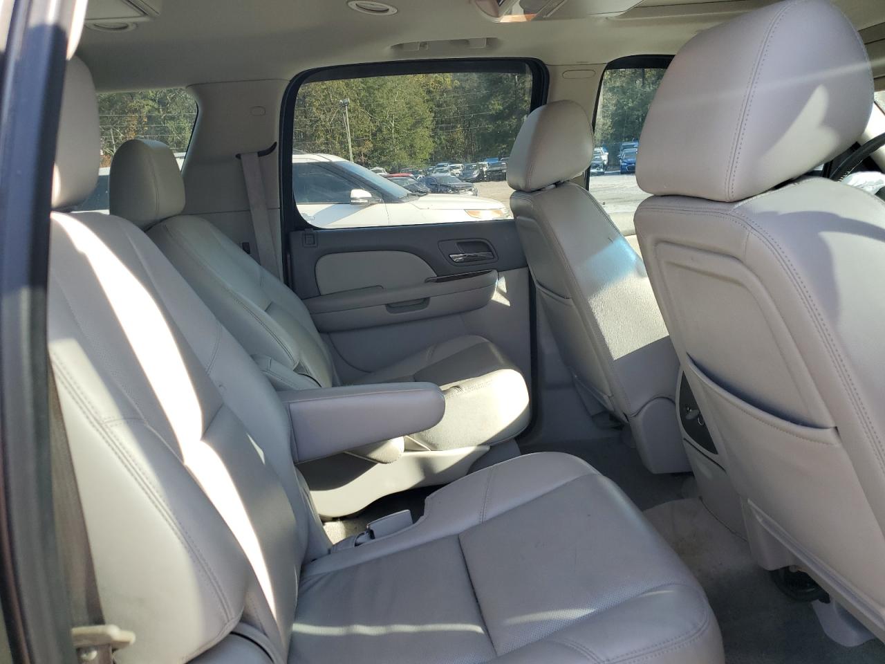 2012 Chevrolet Suburban - Image 10