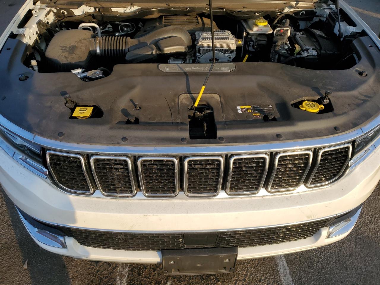 2022 Jeep Grand Wagoneer - Image 12