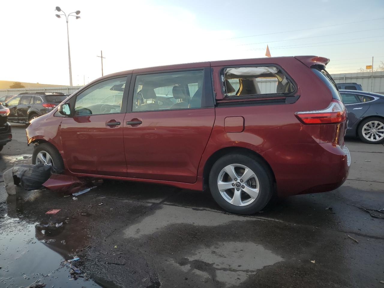 VIN 5TDZZ3DC3JS918505 2018 TOYOTA SIENNA no.2