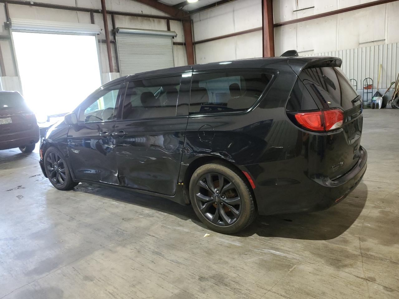 2018 Chrysler Pacifica - Image 2