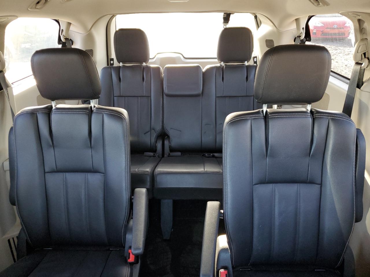 2014 Chrysler Town & Country - Image 10