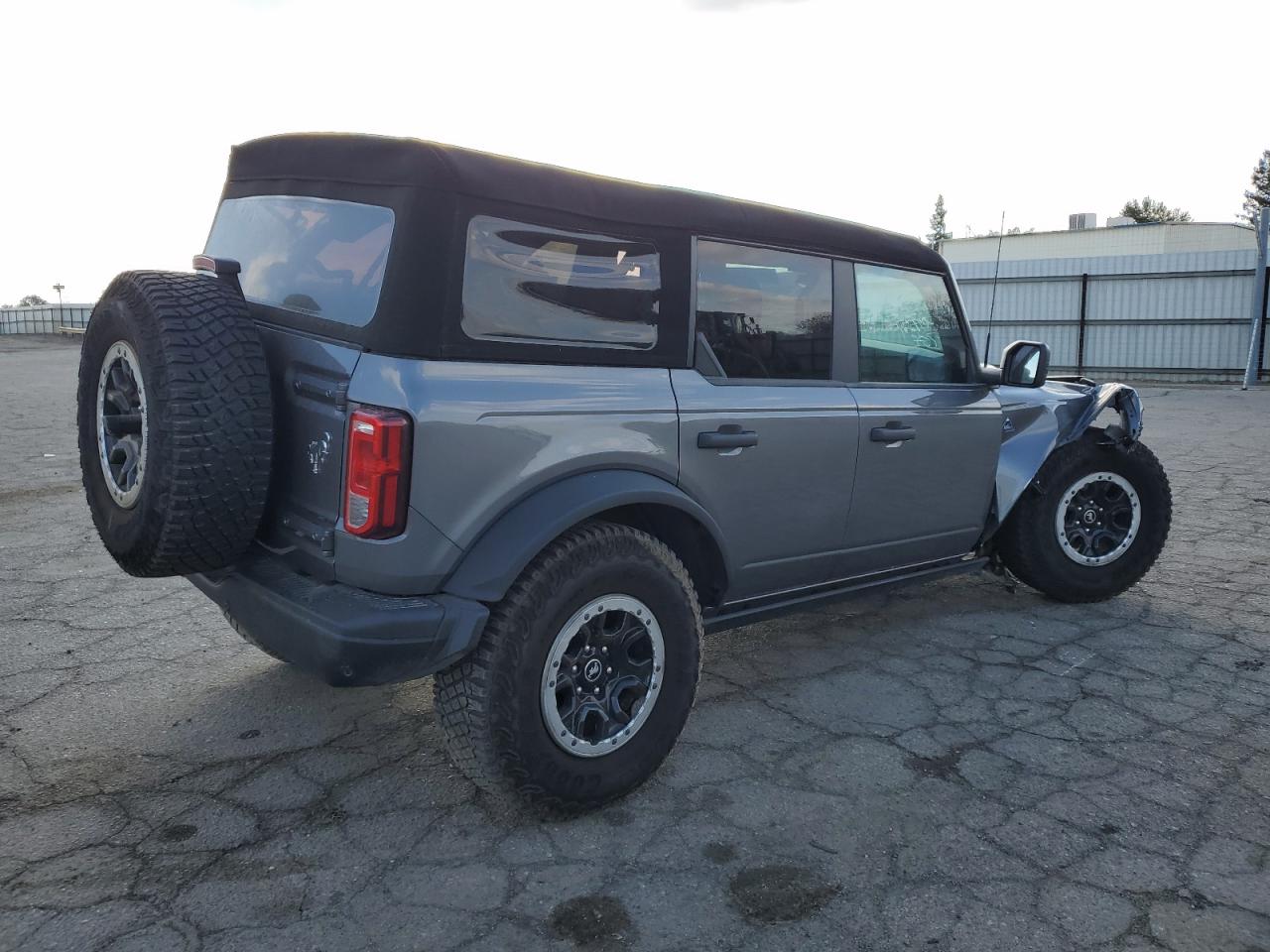 2023 Ford Bronco - Image 3