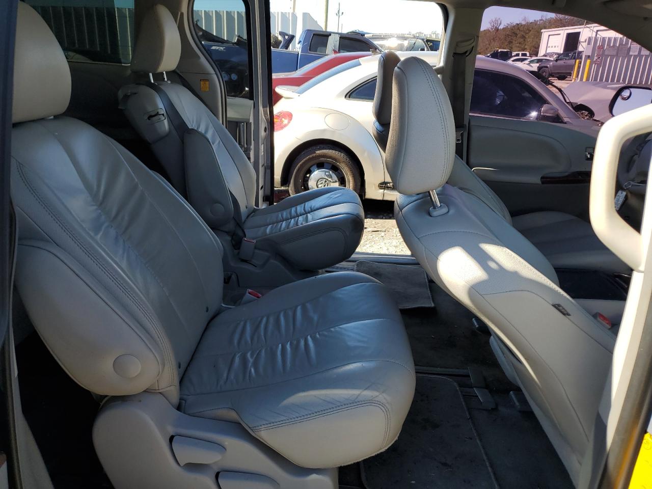 2012 Toyota Sienna - Image 11