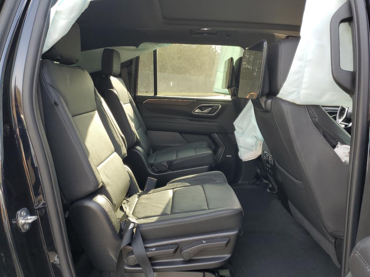 2023 Chevrolet Suburban - Image 12