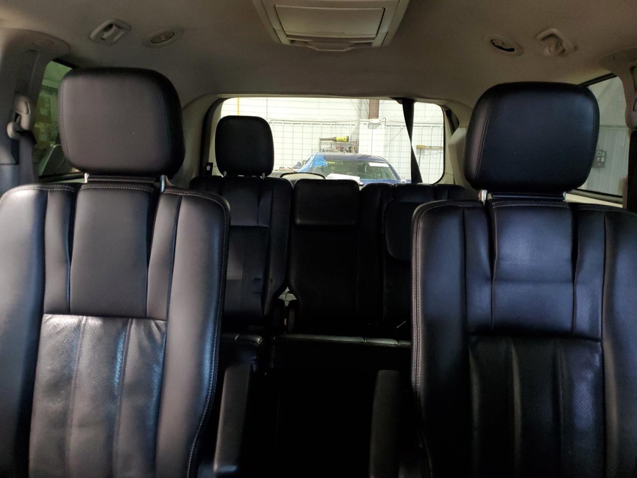 2012 Chrysler Town & Country - Image 10