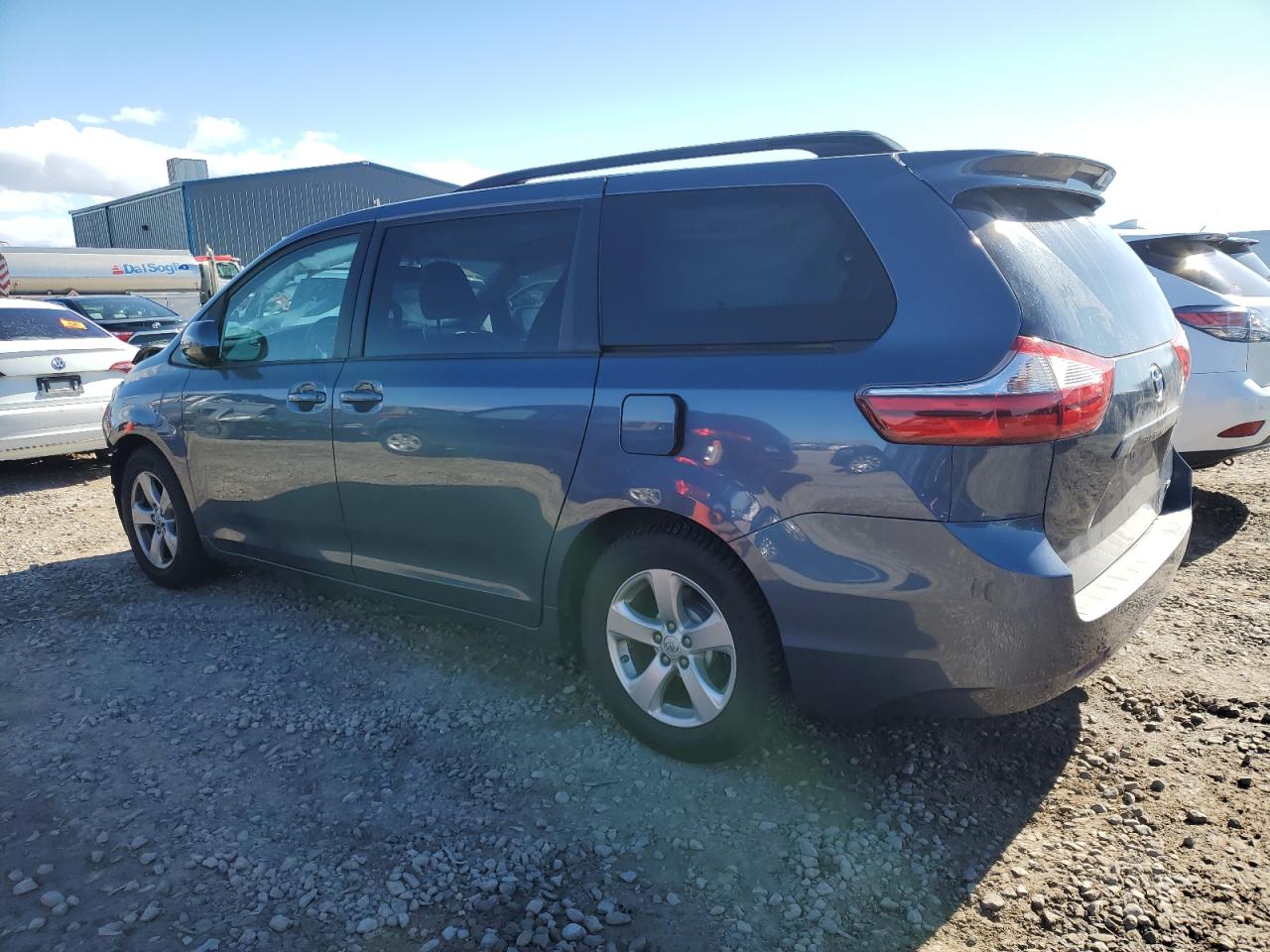 2015 Toyota Sienna - Image 2