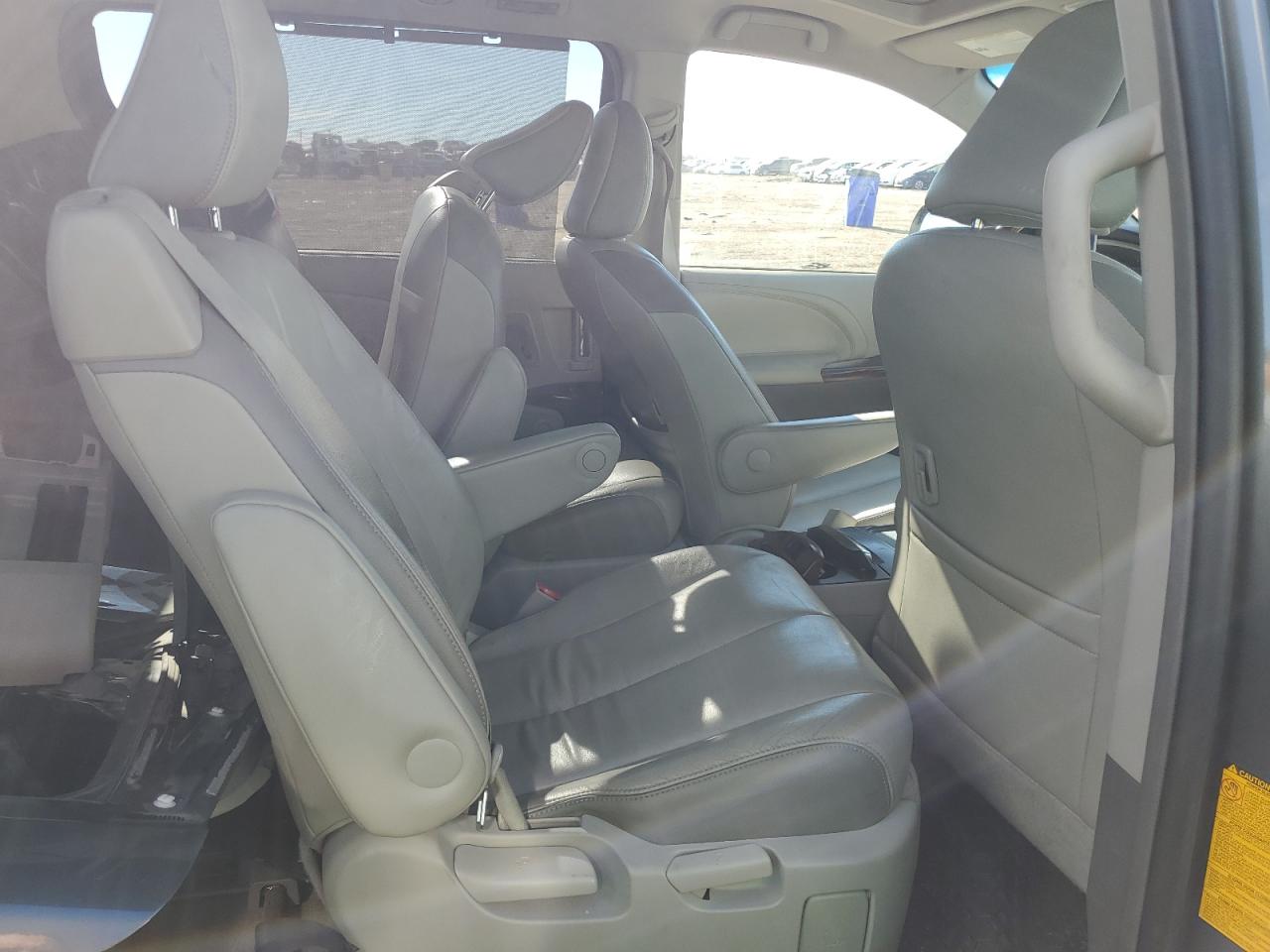 2013 Toyota Sienna - Image 11