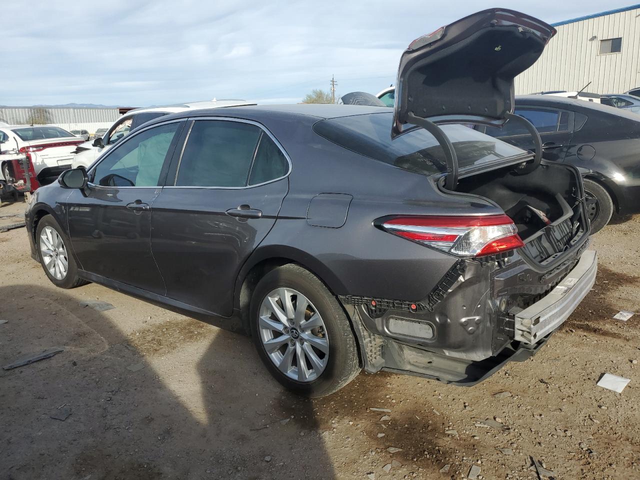 VIN 4T1B11HK3JU062192 2018 TOYOTA CAMRY no.2