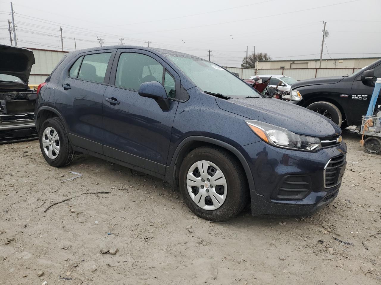 VIN 3GNCJKSB9JL305299 2018 CHEVROLET TRAX no.4