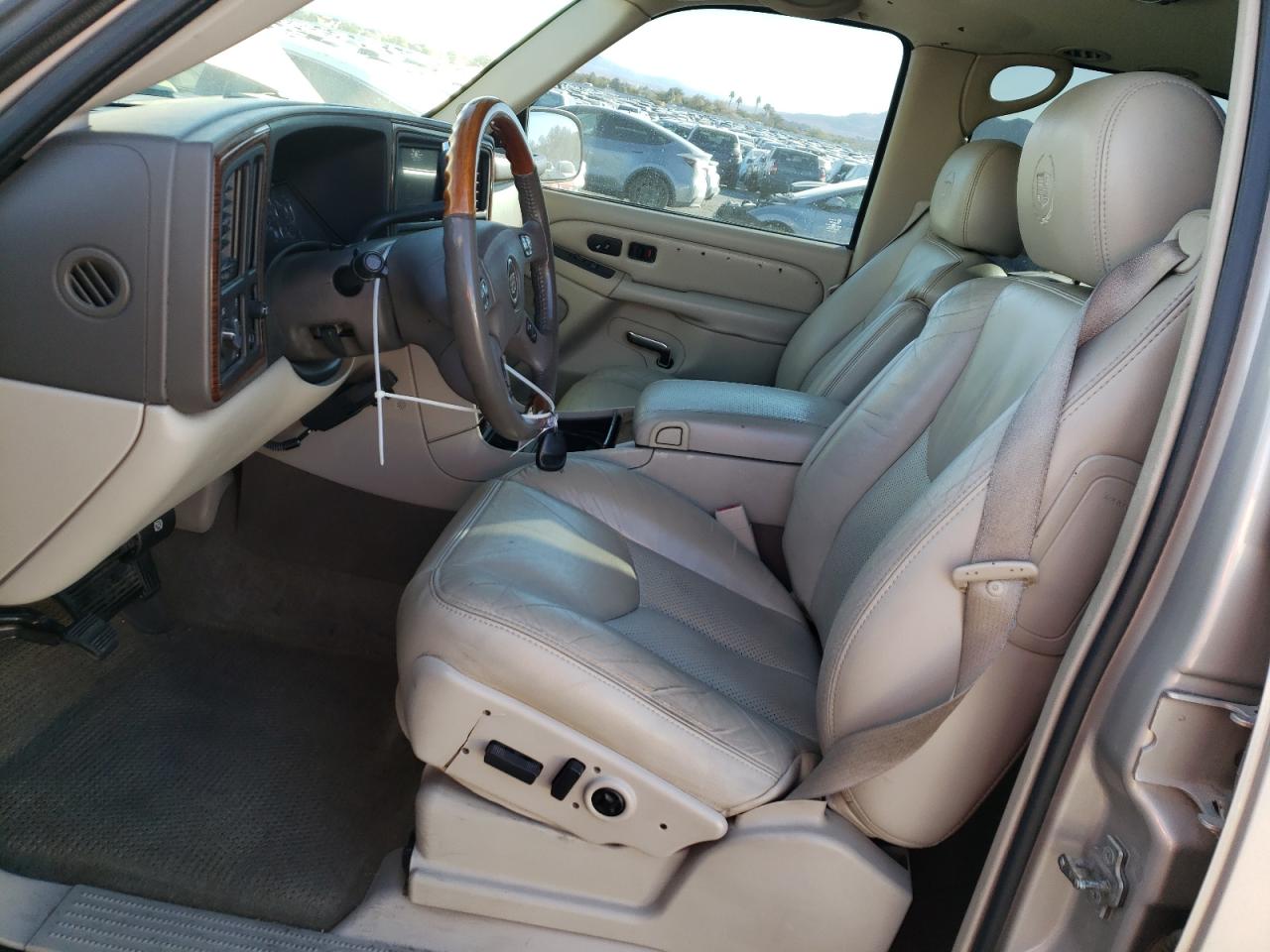 2004 Cadillac Escalade Luxury VIN: 1GYEK63N04R305147 Lot: 79446054