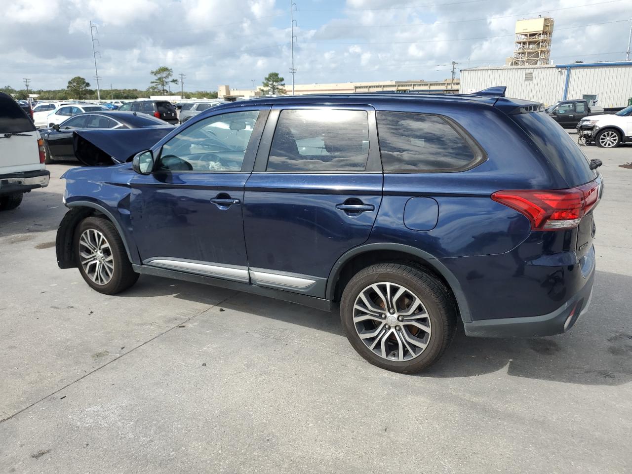 2018 Mitsubishi Outlander - Image 2