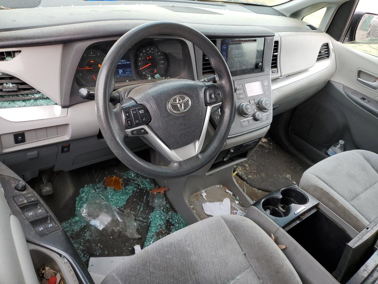 2016 Toyota Sienna - Image 8