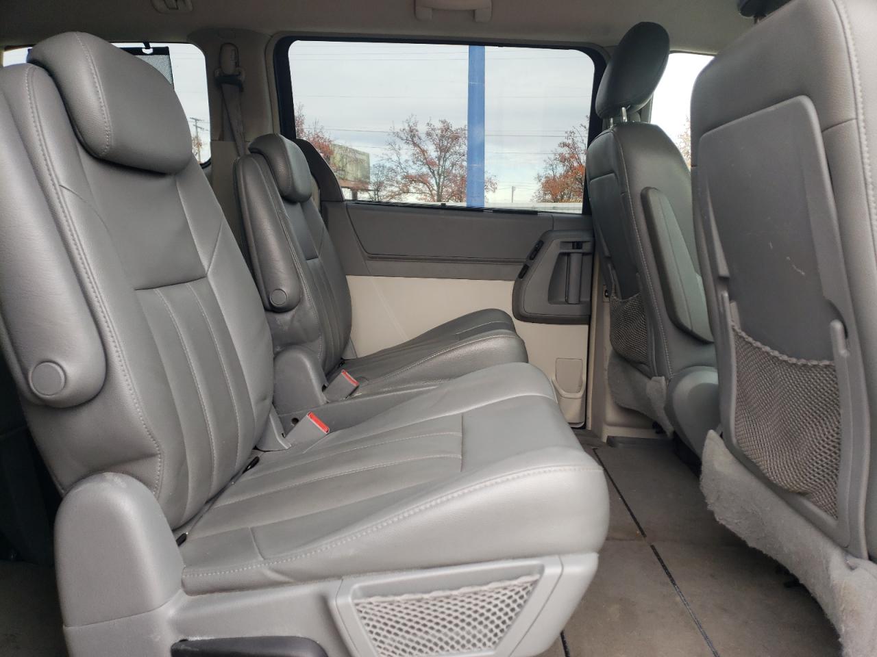 2009 Chrysler Town & Country - Image 12