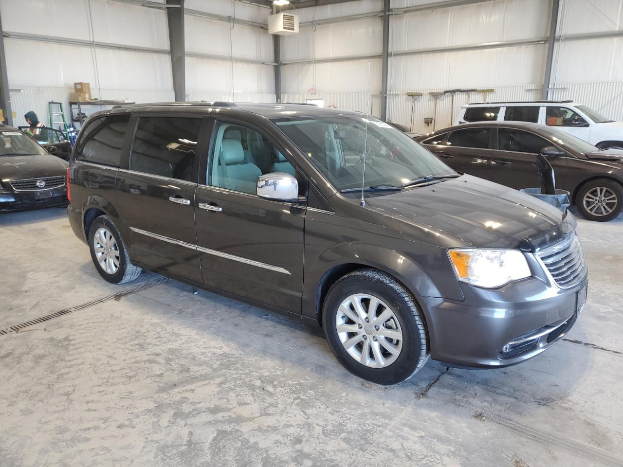 2016 Chrysler Town & Country - Image 4