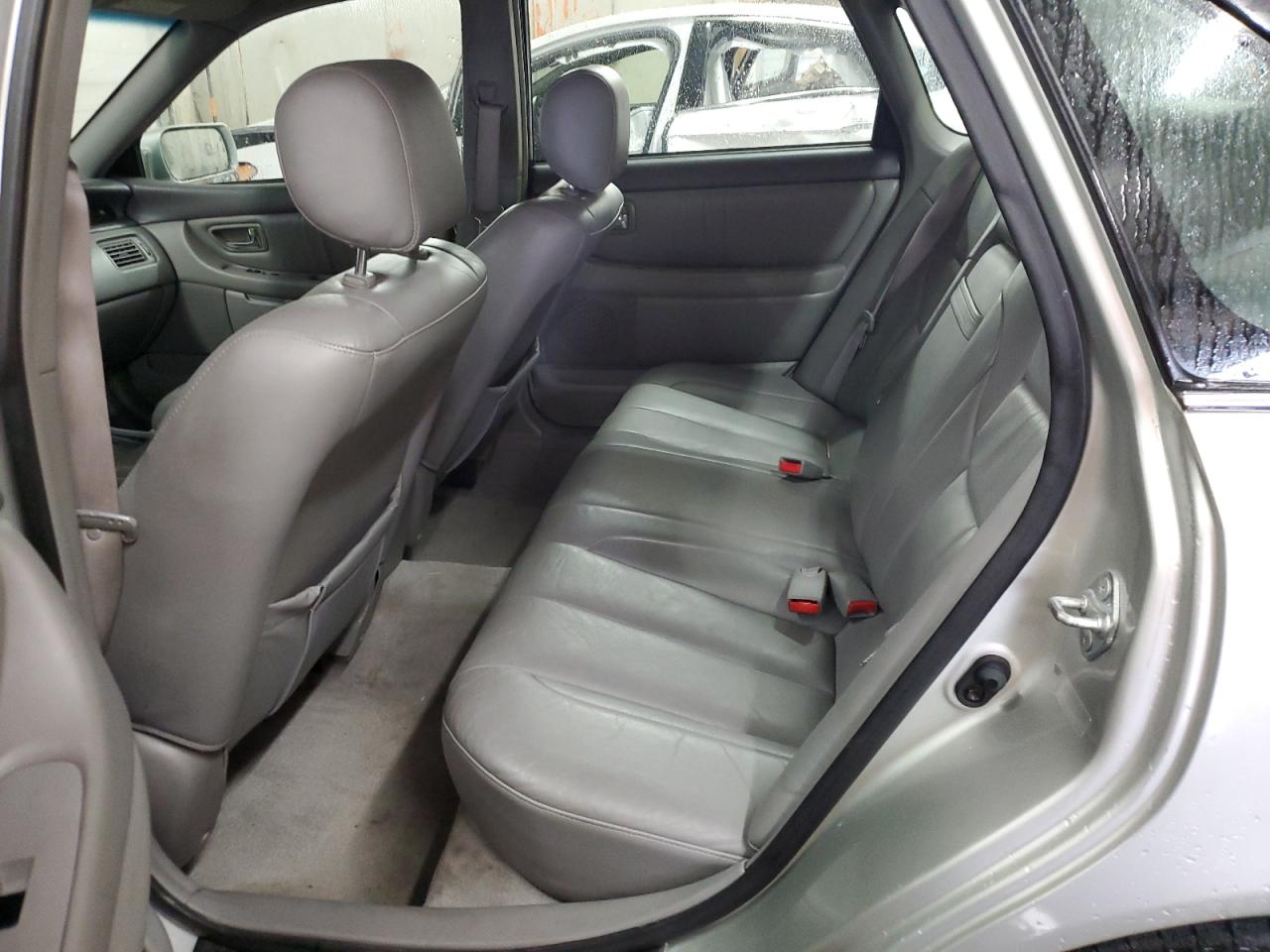 2002 Toyota Avalon - Image 10
