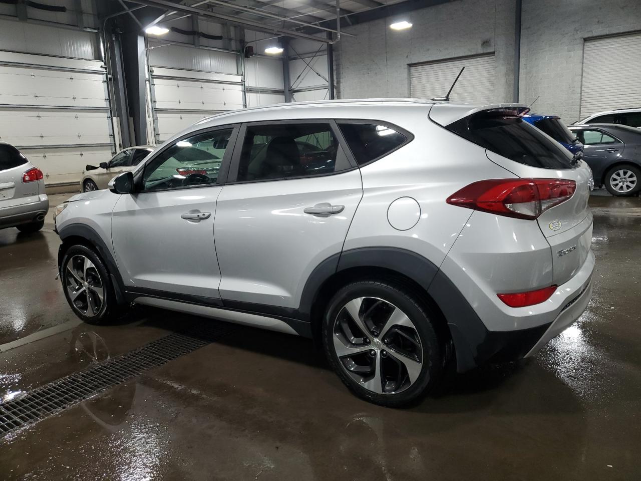 KM8J3CA21HU330338 2017 HYUNDAI TUCSON - Image 2