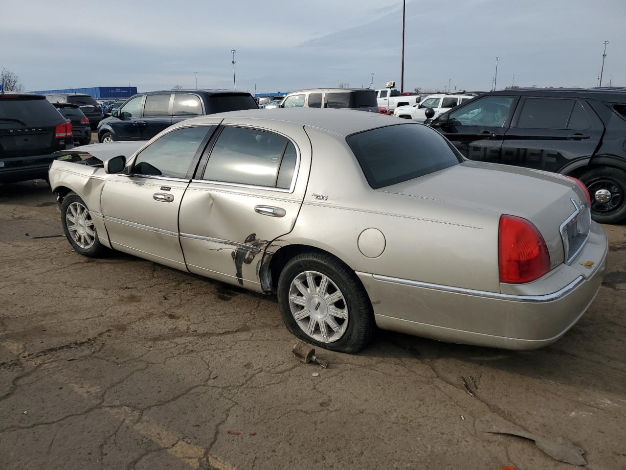2010 Lincoln Town Car - Image 2