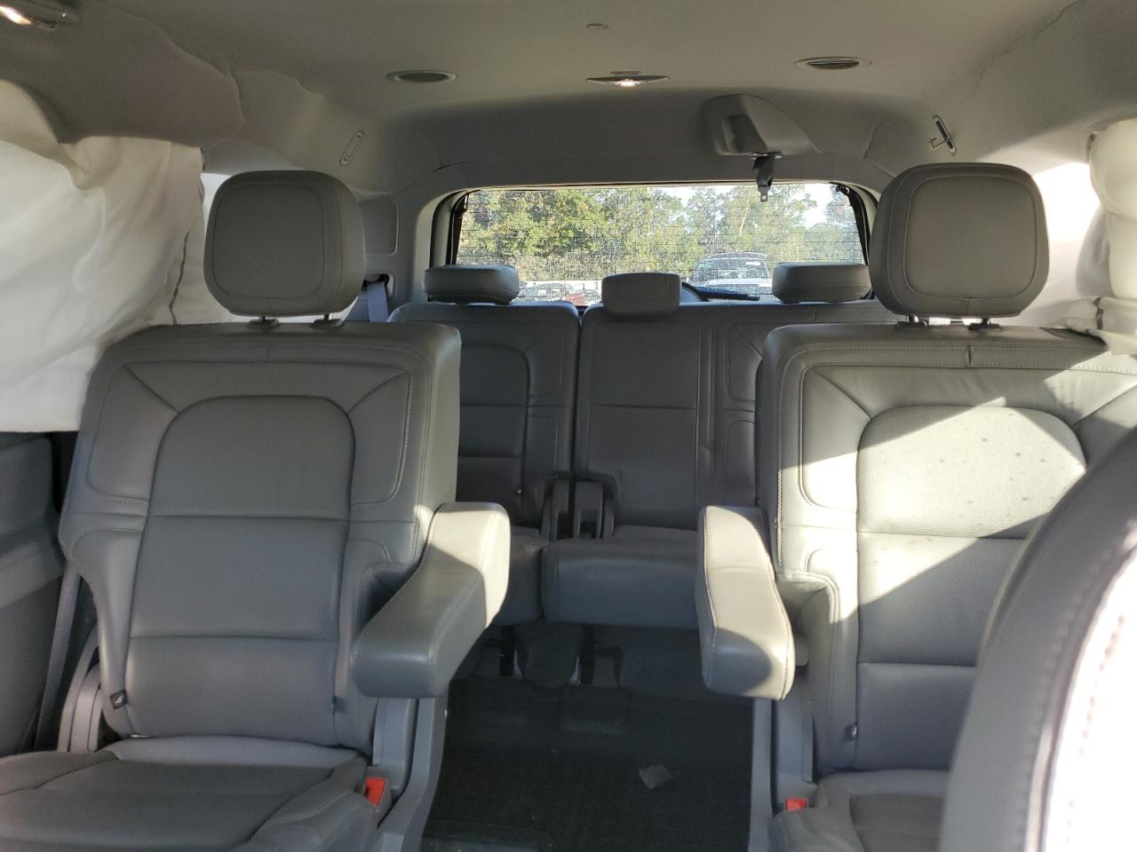 2020 Lincoln Navigator - Image 10