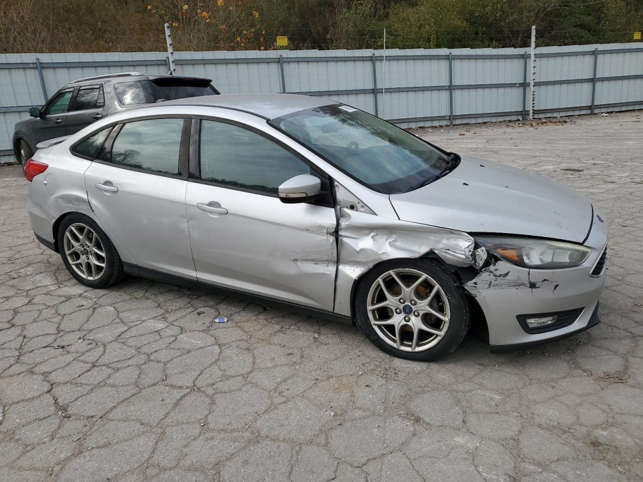 VIN 1FADP3F29FL318543 2015 FORD FOCUS no.4