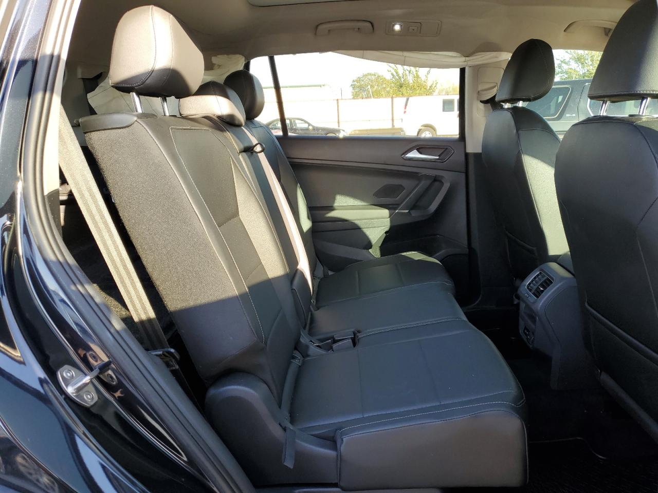 2018 Volkswagen Tiguan - Image 11