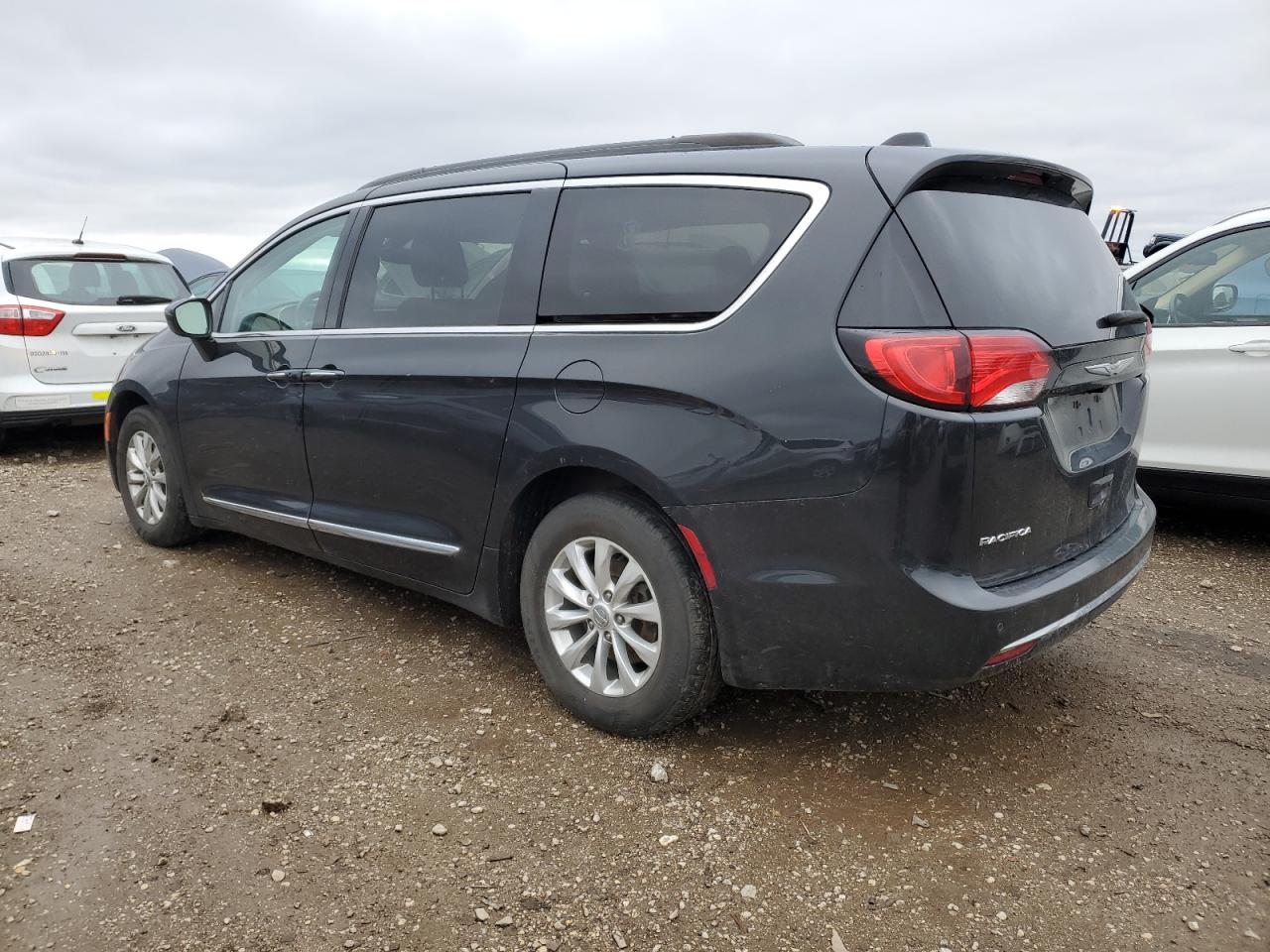 2017 Chrysler Pacifica - Image 2