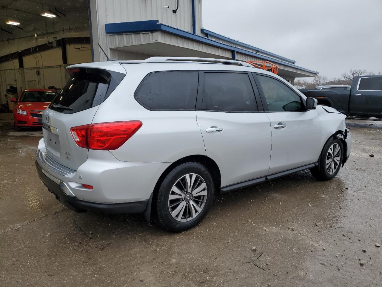 2017 Nissan Pathfinder - Image 3