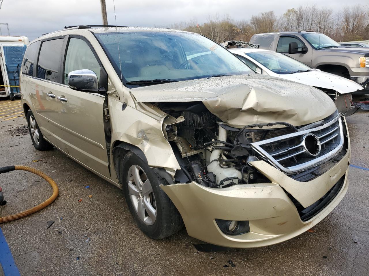 2010 Volkswagen Routan - Image 4