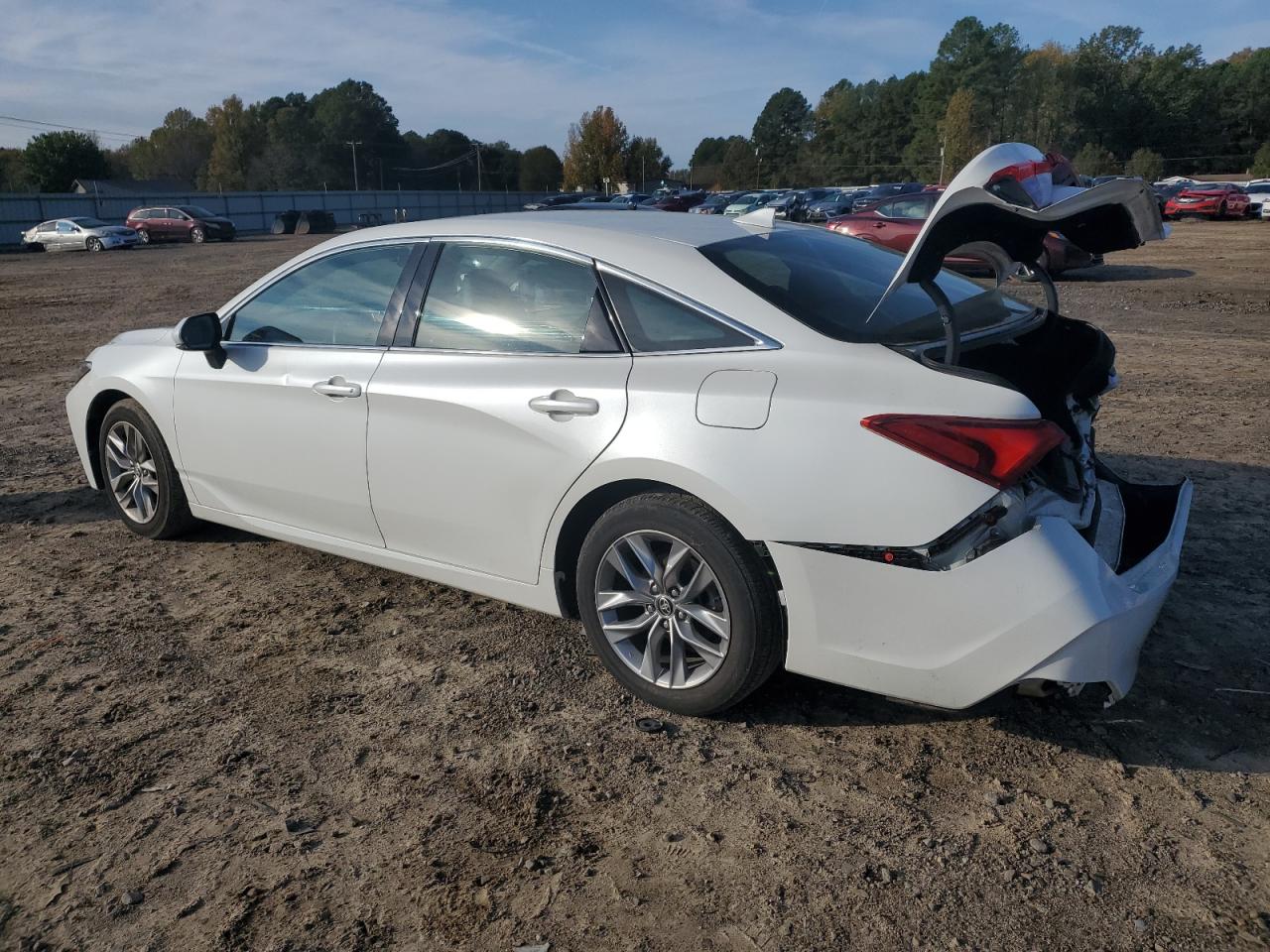 2022 Toyota Avalon - Image 2