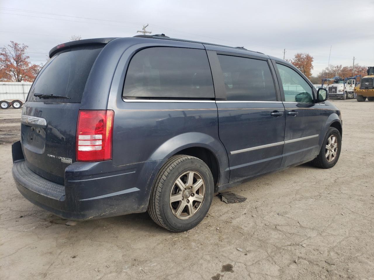 2009 Chrysler Town & Country - Image 3