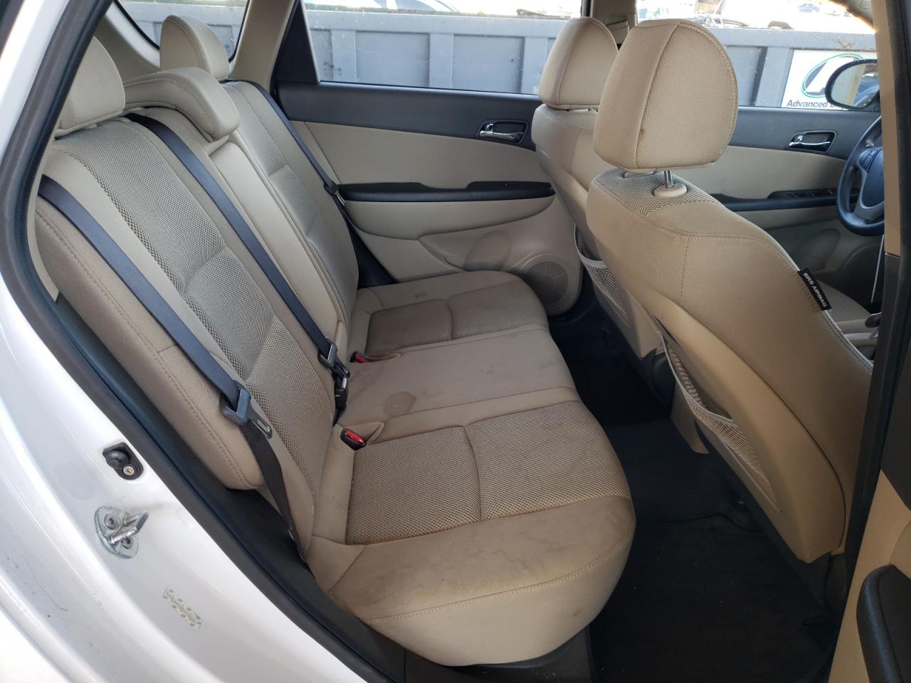 2011 Hyundai Elantra - Image 10