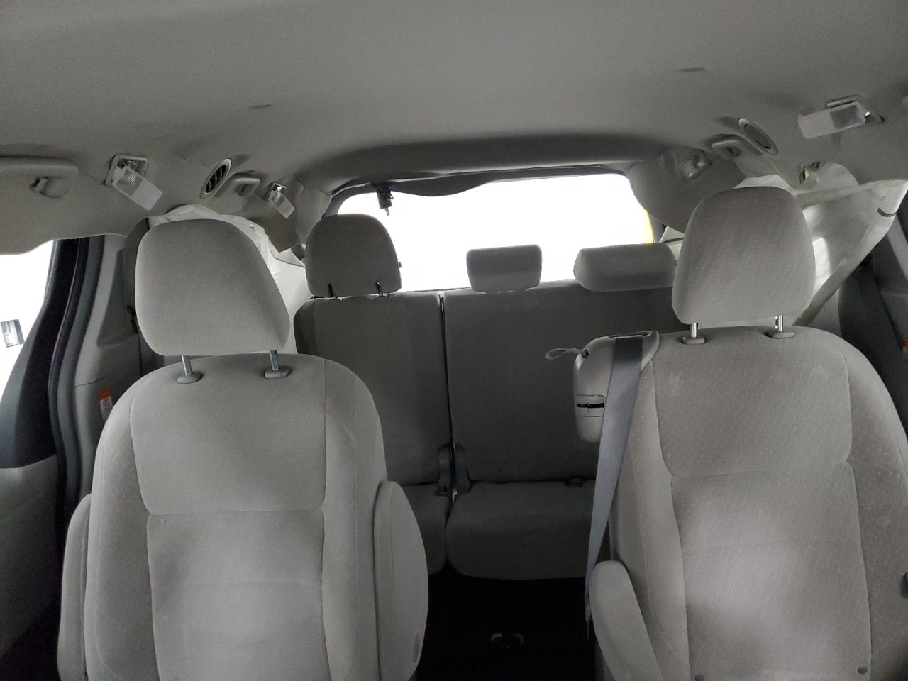 2015 Toyota Sienna - Image 10
