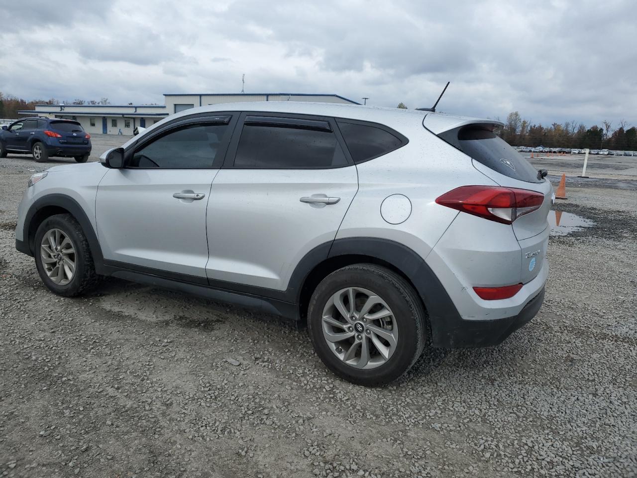 KM8J23A45HU415557 2017 HYUNDAI TUCSON - Image 2