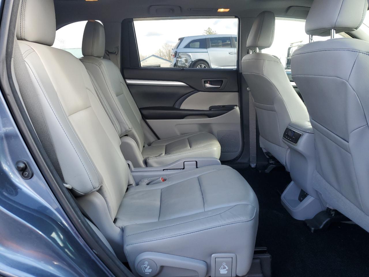 2018 Toyota Highlander - Image 11