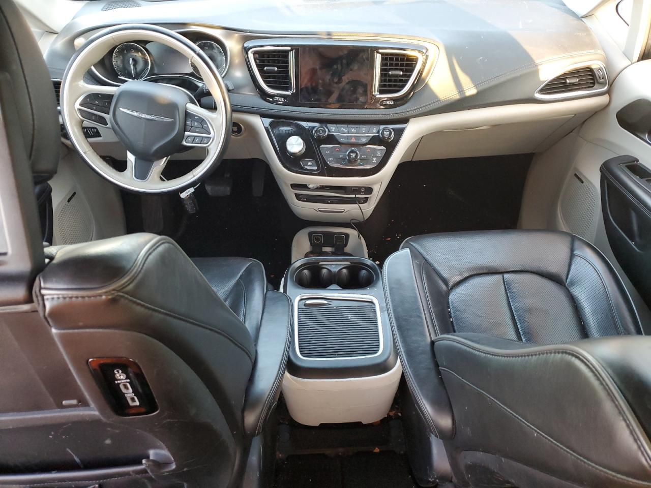 2019 Chrysler Pacifica - Image 8
