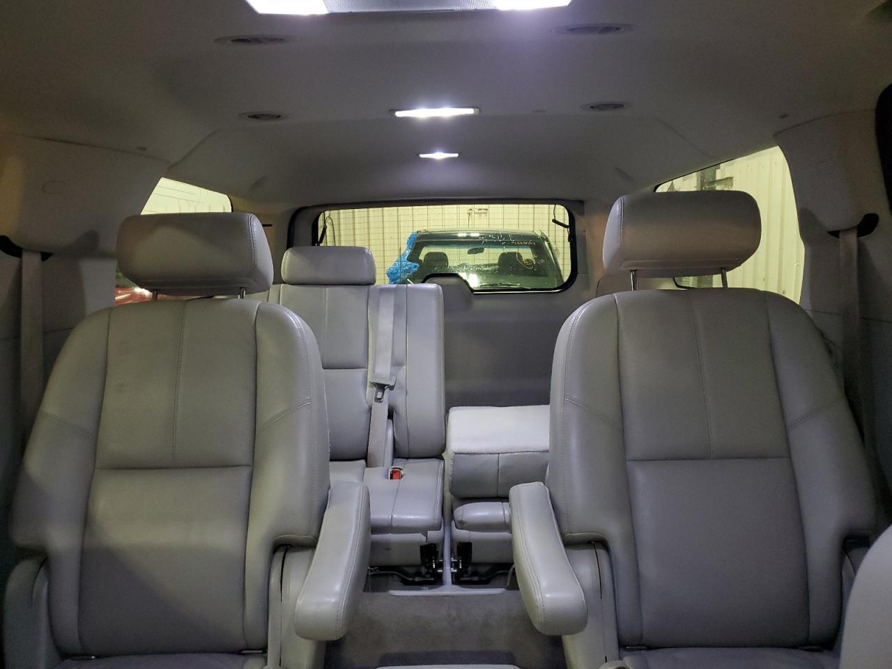 2008 Chevrolet Suburban - Image 10